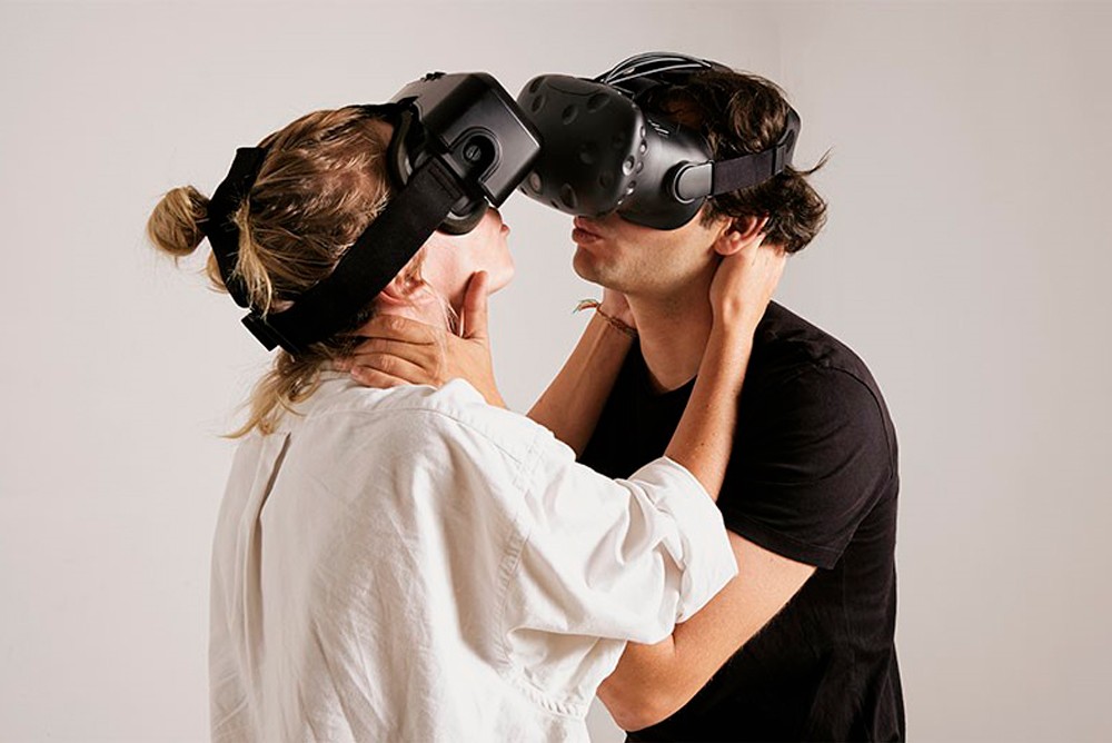 Парень в очках виртуальной реальности трахает блондинку