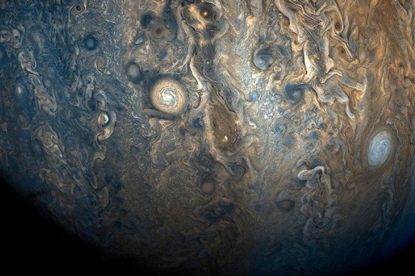 NASA опубликовали новые кадры бурь на Юпитере