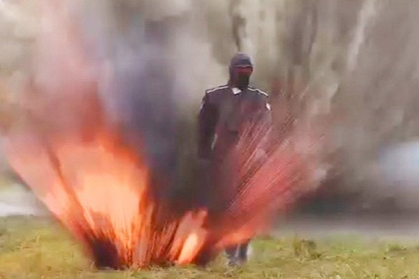 Девушка-испытатель протестировала наряд «Ратник» огнём и взрывами Девушка-испытатель протестировала наряд «Ратник» огнём и взрывами