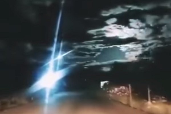 На видео попал взрыв ярчайшего метеора в небе над Китаем