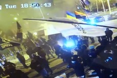 «Додавим гнид, русский сдавайся!» - кричат националисты у офиса украинского канала «Наш»