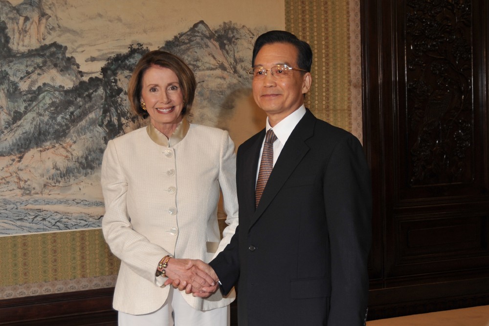 Пелоси с премьер-министром Китая Вэнь Цзябао во время визита в Китай в 2009 году