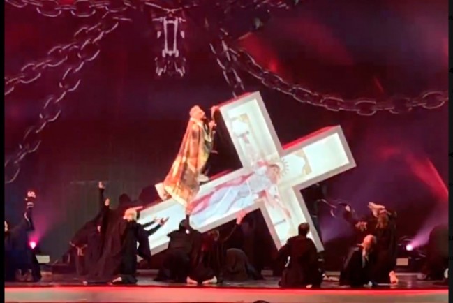 Филипп Киркоров извинился за танцы на кресте на своем юбилейном шоу в Кремле