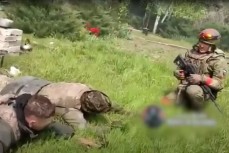 В Сети появилось видео диалога бойцов «ЧВК Вагнера» с пленными ВСУшниками во время обстрела