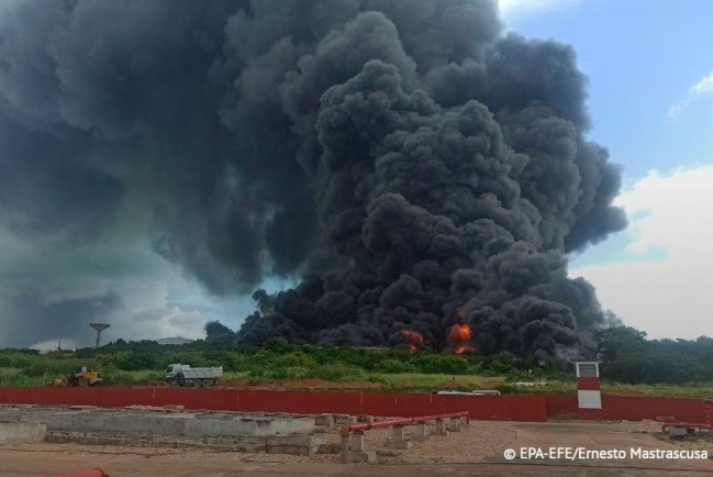 Крупный пожар начался в нефтехранилище на Кубе после удара молнии