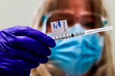 Китай призвал приостановить вакцинацию препаратом Pfizer