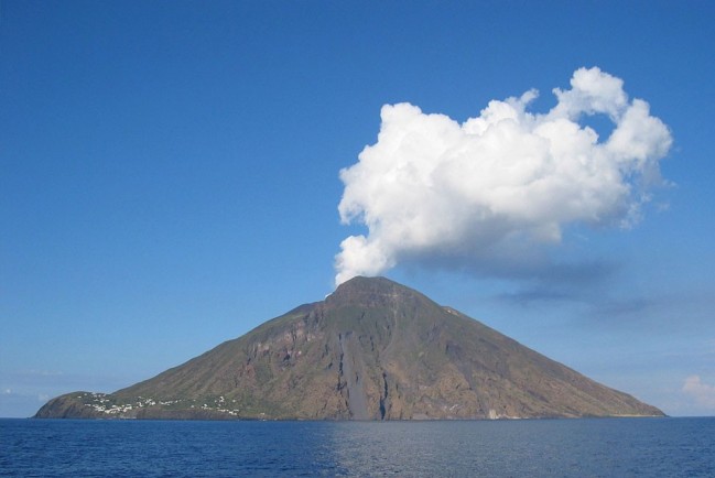 В Италии проснулся вулкан Стромболи 
