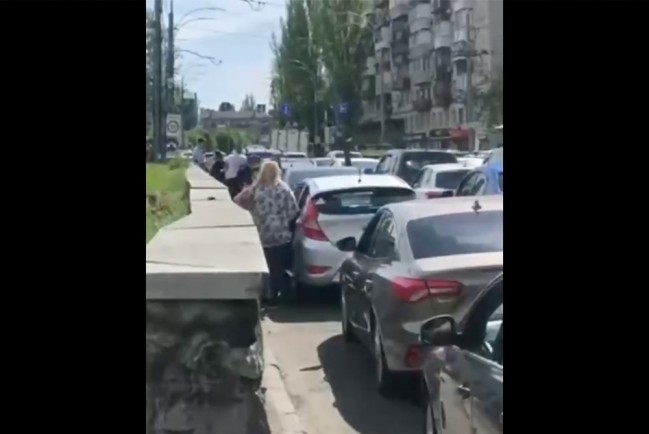 В Киеве автовладельцы ждут по 9 часов, чтобы заправить машину