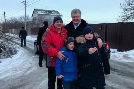 Президент Украины Пётр Порошенко делает селфи с мальчиком