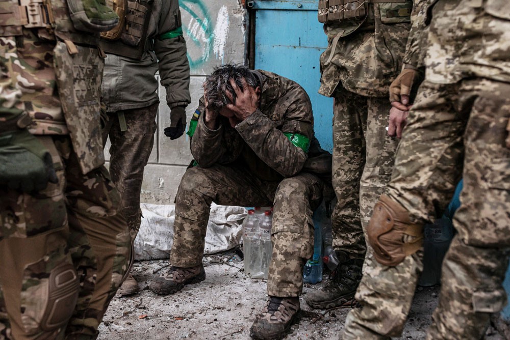 Украинский солдат в шоковом состоянии после боя