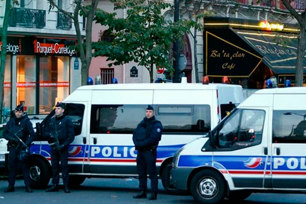 В Париже полицейские машины блокировали улицы где произошел теракт.