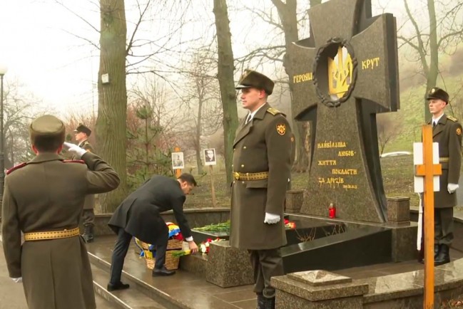 Президент Владимир Зеленский возложил цветы к памятному кресту героям Крут на Аскольдовой могиле
