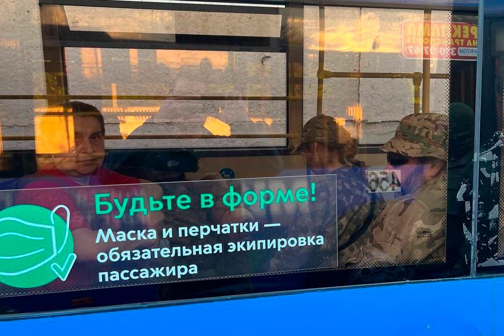 Сдавшиеся в плен нацисты из "Азовстали" сидят в автобусе с надписью "Будьте в форме!"