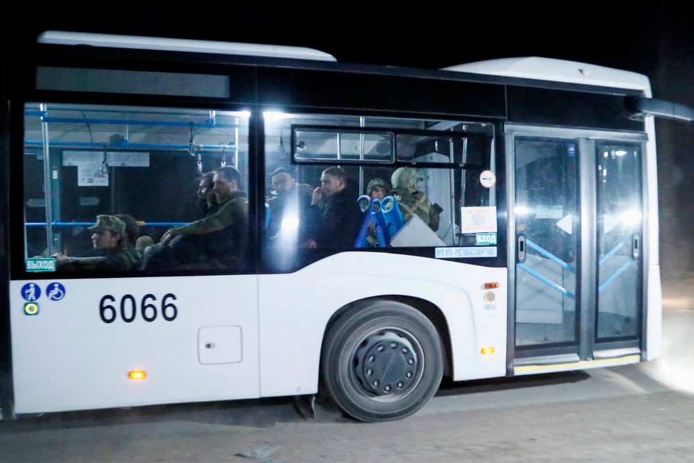 Автобус с пленными азовцами