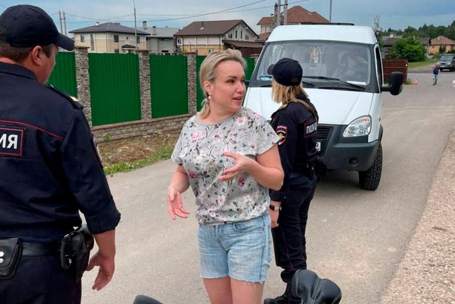 Марию Овсянникову задержала полиция: она вышла на одиночный пикет возле Кремля против Путина