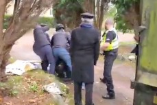 Китайские дипломаты избили протестующего возле своего консульства в Манчестере, Великобритания