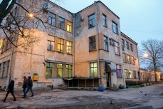 Сотрудник Боткинской больницы в Петербурге получил травму из-за обрушения лестницы