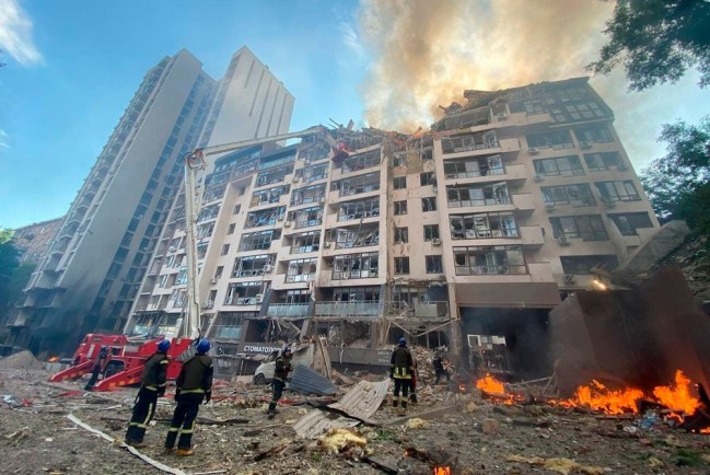 В Киеве ракета попала в жилой дом стоящим рядом с оборонным заводом «Артём» 