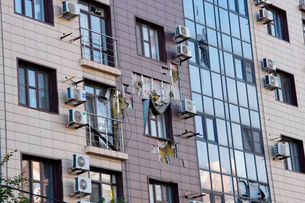 Многоквартирный дом в Новороссийске после удара украинского дрона