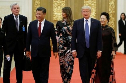 Дональд и Мелания Трамп с президентом Китая Си Цзиньпином и первой леди Пэн Лиюань в Доме народного собрания в Пекине 9 ноября 2017 