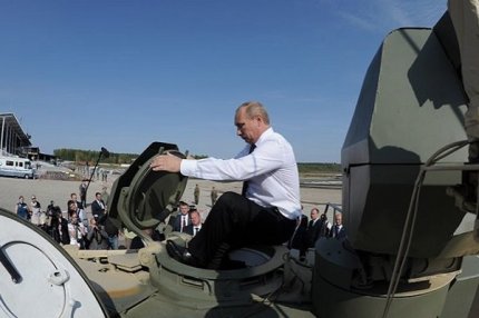 Путин на танке T-90AM во время выставке вооружений на Урале