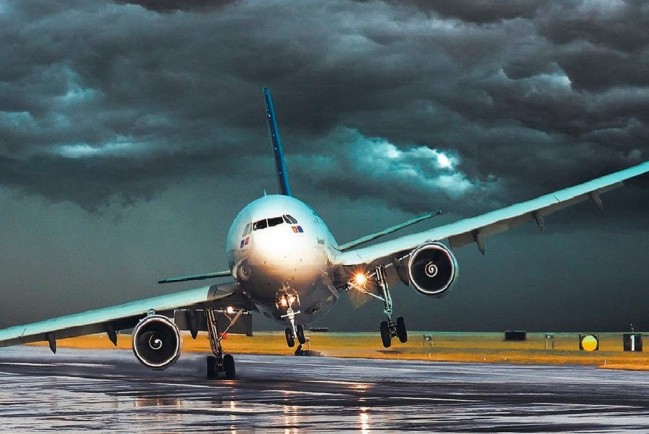 Штормовой ветер сносит самолёты в Сочи