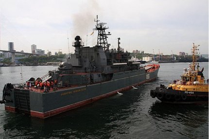 Корабль "Адмирал Невельской" в составе экспедиции.