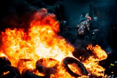 Украинские энергетики поджигают шины возле подстанций после обстрелов - обманывая российских военных