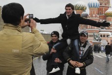Люди фотографируются на Красной площади