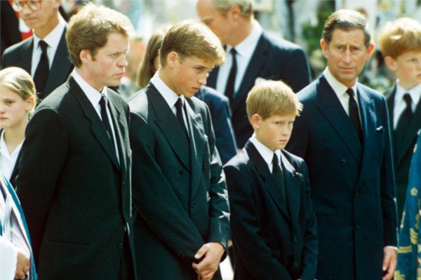 Королевская семья на похоронах принцессы Дианы