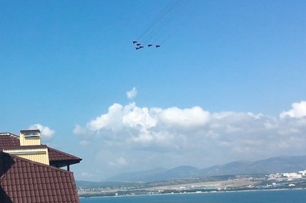 Тренировочный полёт пилотажной группы «Стрижи» над бухтой Геленджика