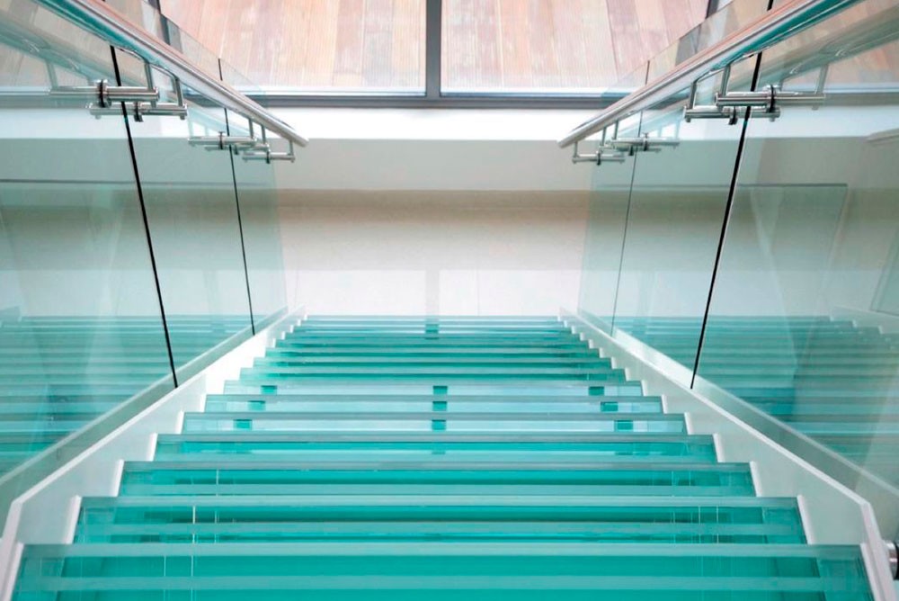 Закалённое стекло на лестнице