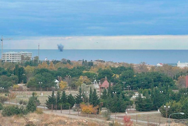 В Севастополе на корабли Черноморского флота произведена атака украинских воздушных и надводных дронов
