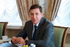 Губернатор Свердловской области открыто поддерживает иностранных агентов региона