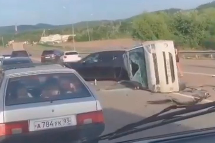 Три автомобиля столкнулись на трассе в Горячем Ключе