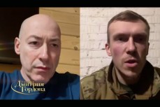 Дмитрий Гордон, известный своими фейками, рассказывает о ситуации в Мариуполе с командиром полка «Азов»*