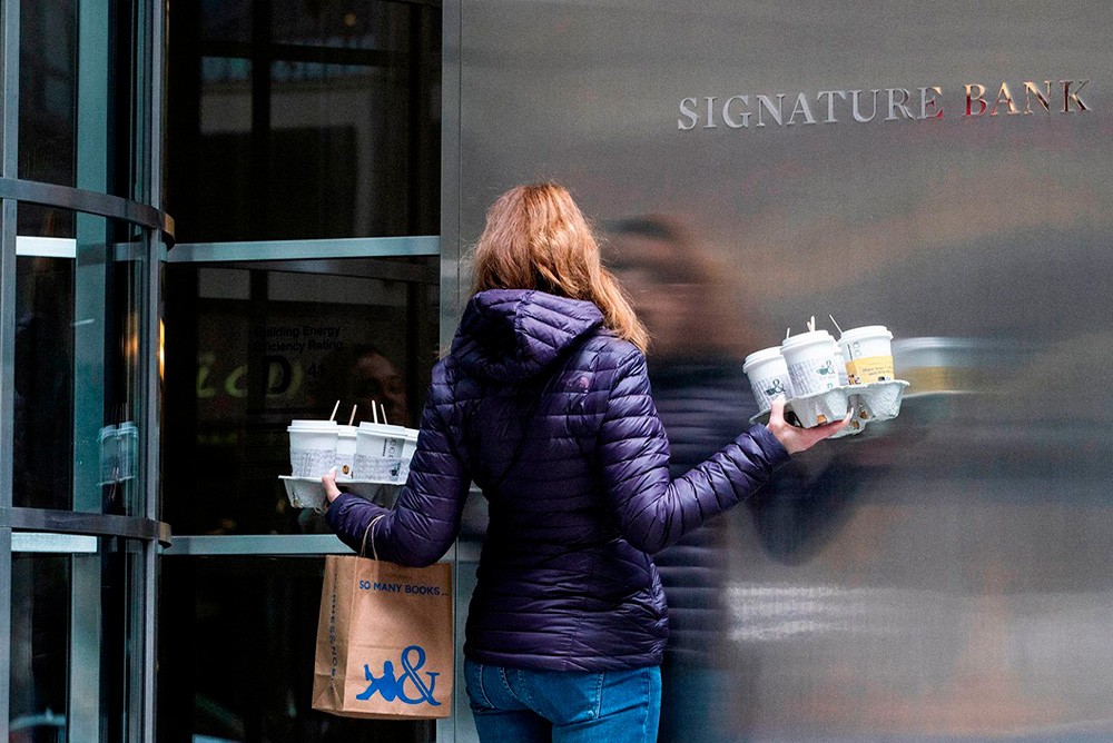 В воскресенье нью-йоркский Signature Bank закрылся из-за системных рисков.