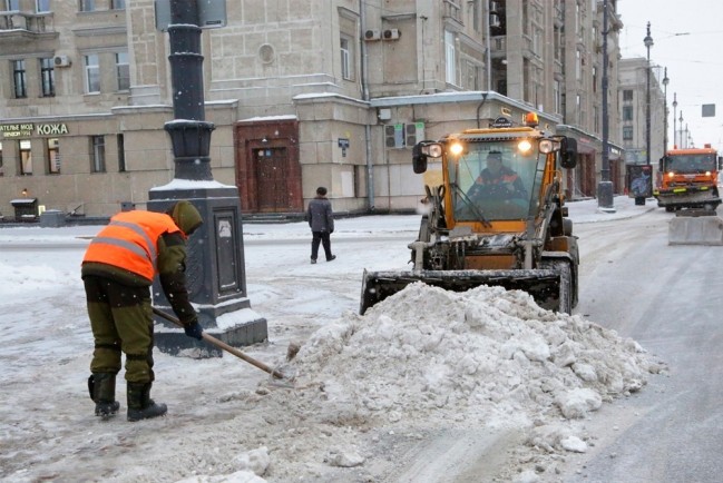 Петербуржцы советуют коммунальщикам своевременно убирать снег, а не рассыпать горы соли