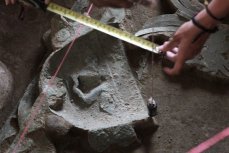 Археологи измеряют маску, найденную в гробнице жрецы мочика в 2013 году