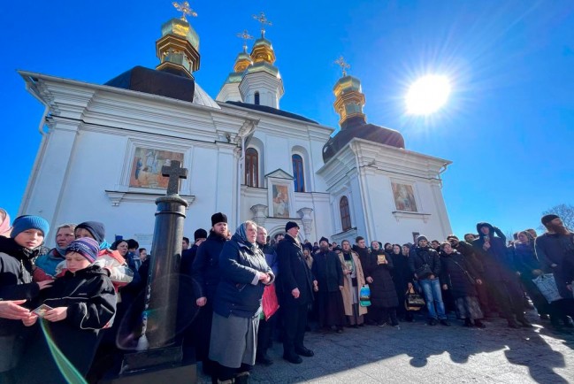 Православные не пускают в храм комиссию киевского режима по отъёму Киево-Печерской Лавры