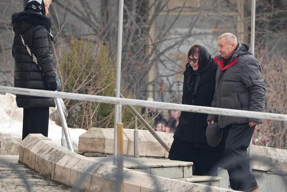 Родители Алексея Навального* на похоронах сына
