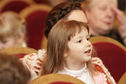 Ребёнок в зрительном зале на спектакле "Аленький цветочек".