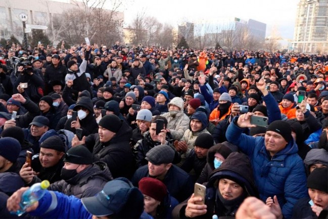 В Казахстане протестующие пытаются штурмовать администрацию Актау