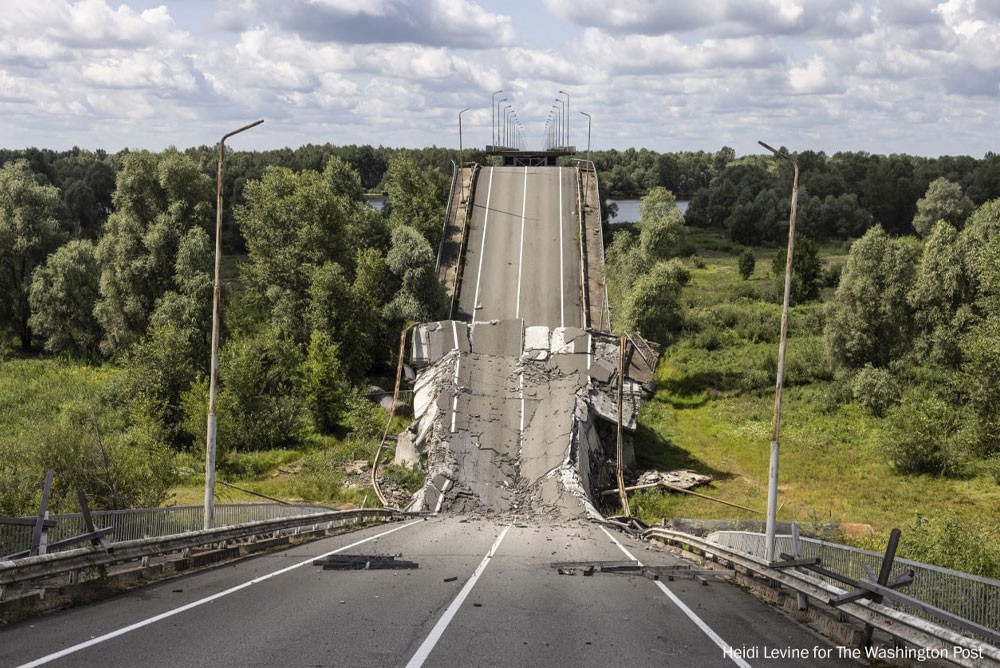 Разрушенный мост на границе между Белоруссией и Украиной
