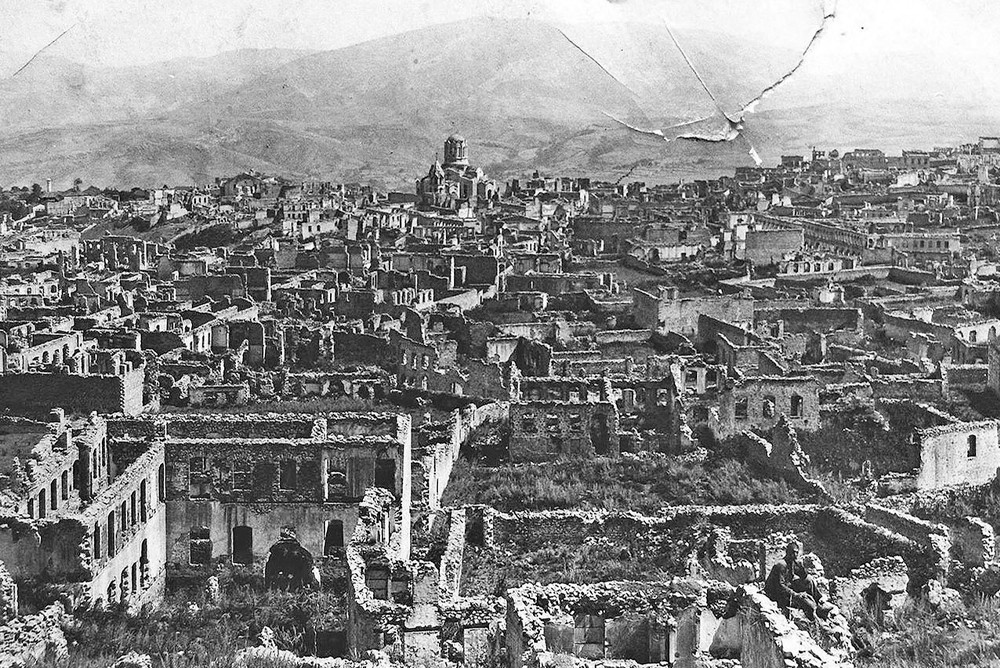 Город Шуша Нагорный Карабах. Руины армянского квартала Шуши после резни 1920 года