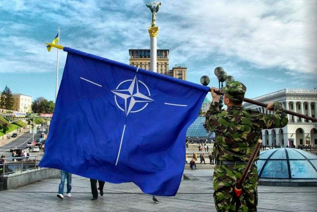 Флаг НАТО в Киеве