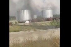 Лесной пожар приближается к огромному нефтехранилищу в якутском поселке Сангар