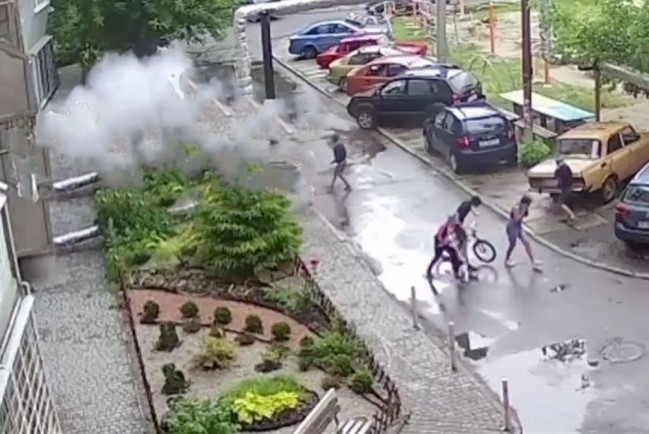 В Днепропетровске мужчина бросил гранату в играющих во дворе детей