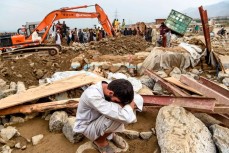 Около тысячи человек погибли в Афганистане после мощного землетрясения