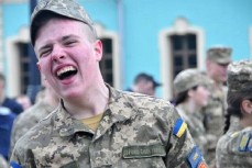 Украинский военный смеется